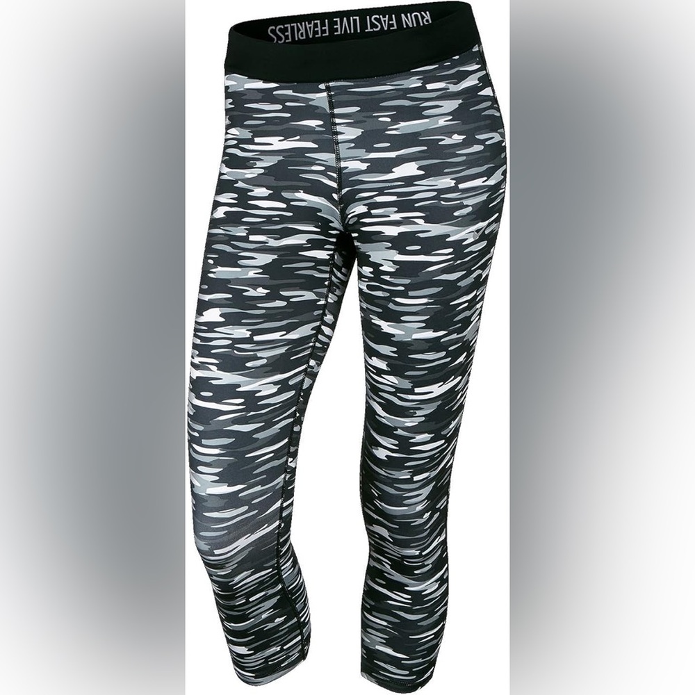 Nike Women’s Leggings - Dry Fit Capri Leggings - Size Medium